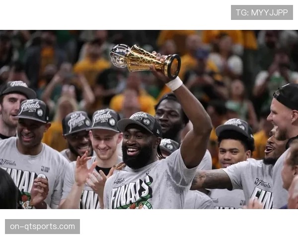 特写:终场哨响,确定降级的球队队长跪地良久,队友上前搀扶 特写:终场哨响,确定降级的球队队长跪地良久,队友上前搀扶